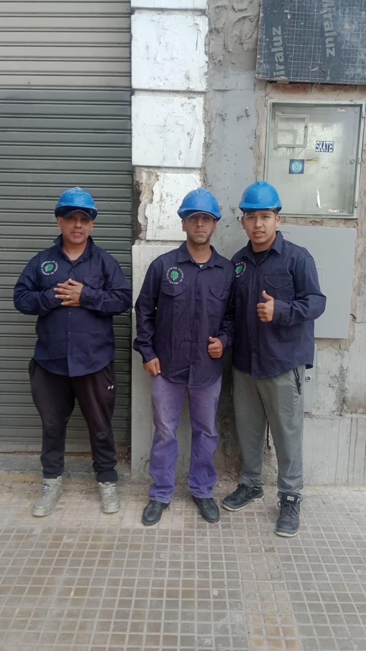 Cuadrilla de personal realizando carga de contenedor
